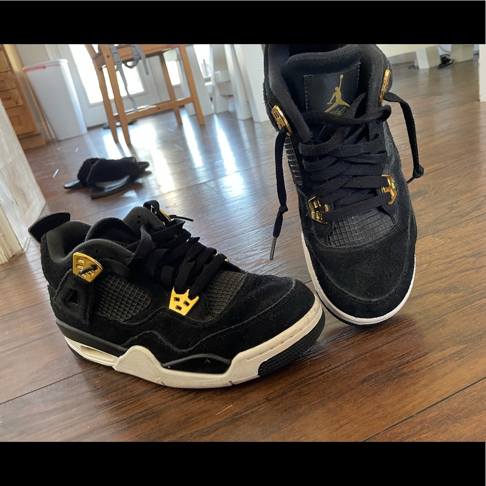 Jordan 4 royalty size 7Y (8 women’s)